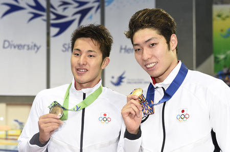 400ｍ個人メドレーで４つ目の金メダルを獲得した萩野公介（右）と銅メダルを獲得した瀬戸大也