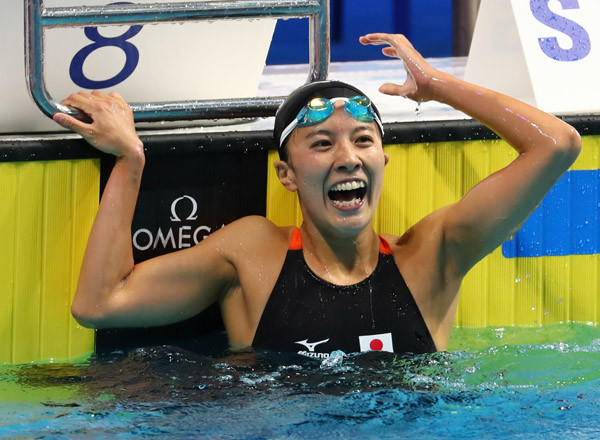 世界水泳で銀メダル獲得の大橋悠依は満面の笑顔
