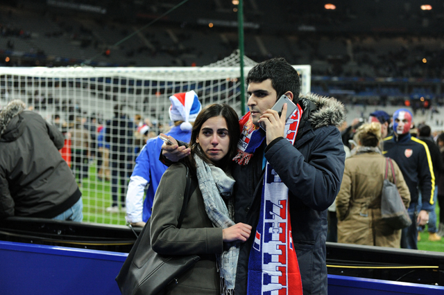 11月13日、スタッド・ドゥ・フランスのピッチに避難した観客記事を読む＞EURO開催にも懸念。サッカーがテロリストの標的になる理由photo by AFLO