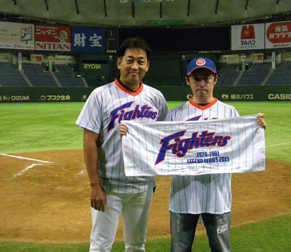 80年代、絶大なる人気を誇った西崎幸広氏（左）記事を読む＞往年の名選手と２ショットも！ いま人気のOBイベントに潜入photo　Hasegawa　Shoichi
