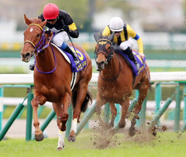 牝馬クラシックの一冠目を手にしたレッツゴードンキ（左）記事を読む＞【競馬】一強から混戦へ。オークスを占う「３歳牝馬ランキング」photo by Nikkan sports