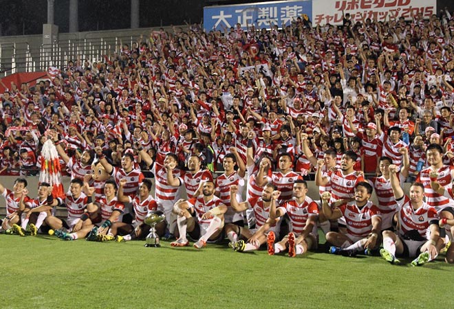 試合終了後、ジャパンのメンバーは観客たちと記念写真。 Ｗ杯に向け、気勢を揚げた記事を読む＞【ラグビー】Ｗ杯まで20日。チーム一丸でジャパンの歴史を変えるphoto by Saito　Ryutaro