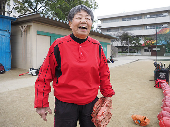 「おばちゃん」こと棚原安子さん。80歳の今も現役の少年野球指導者だphoto by Ishizu Masashi記事を読む＞少年野球の危機に、なぜ80歳 「おばちゃん」のチームは大人気なのか