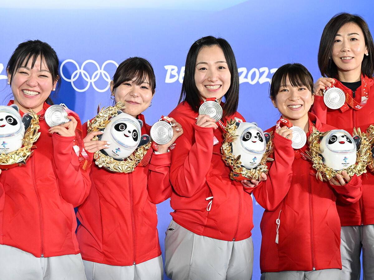 北京五輪で銀メダルを獲得したカーリング女子日本代表のロコ・ソラーレカーリング女子日本代表がもたらしたメダル以上に大切なもの。十分に伝えた競技の魅力とカーリング界への好影響＞＞　　photo by JMPA