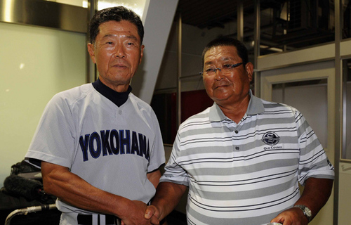 今年、横浜高校のコーチを退任した小倉清一郎コーチ（右）。最後の試合を終えて、戦友・渡辺監督と握手