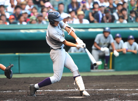 敦賀気比戦で３回に先制の三塁打を放った花巻東の４番・熊谷星南