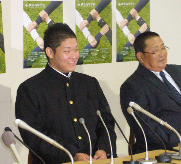 2009年のドラフトで横浜（現DeNA）に１位指名された筒香嘉智。右は小倉部長
