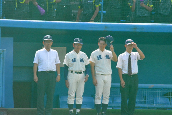 修徳高の監督時代、２度の甲子園を経験している小田川監督（写真左から２人目）
