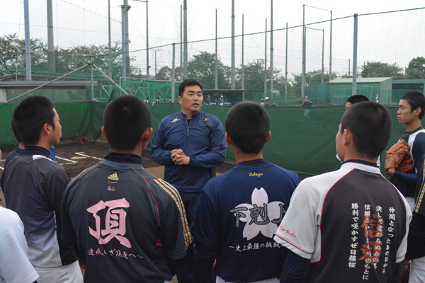 山本昌コーチ（写真中央）の話を熱心に聞く日大藤沢の選手たち