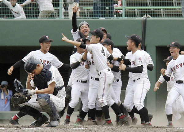 広島大会の決勝でサヨナラ勝ちを収め、今夏の甲子園に出場した広陵の選手たち