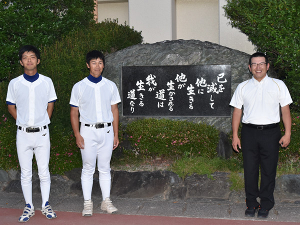 写真左から橋本陽平副部長、幸島博之監督、河野雅矢部長（前監督）