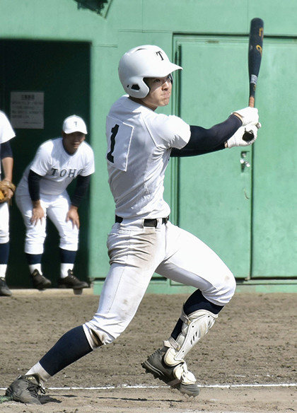 投手との「二刀流」で注目を集める東邦の石川 photo by Kyodo News