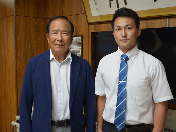 今年４月、興南高校の職員になった島袋洋奨（写真右）と我喜屋優監督
