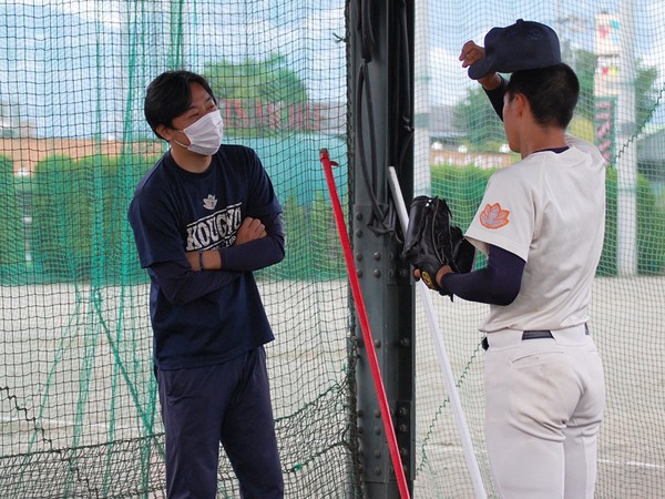 2014年から母校である甲府工のコーチを務める山村宏樹氏（写真左）