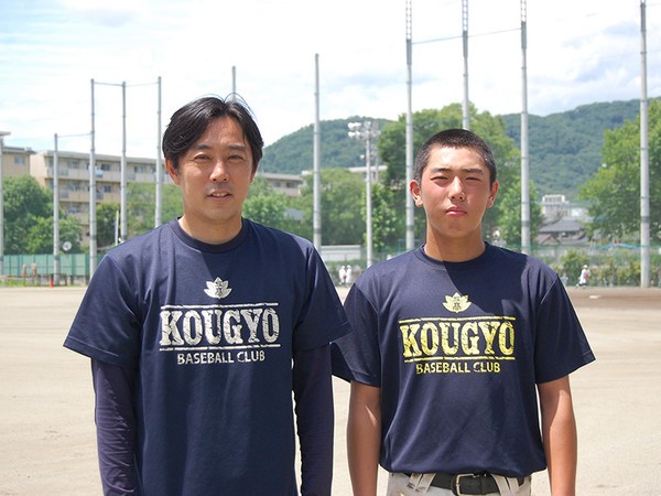 甲府工のコーチを務める山村宏樹氏（写真左）と息子であり３年生部員の貫太