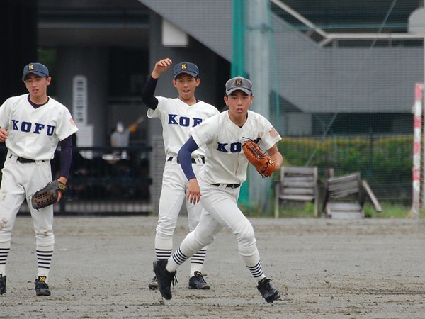 １年秋から強打の外野手として試合に出ている甲府工・山村貫太