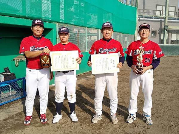 現在、川口工業野球部OB会を務める国府田さん（左から３番目：写真／国府田さん提供）