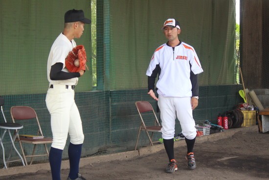 村上侑希斗（写真左）を指導する青山剛コーチ