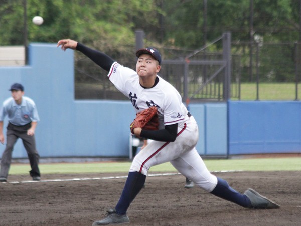 長身から投げ下ろす最速147キロの速球が魅力の日本航空石川・嘉手苅浩太