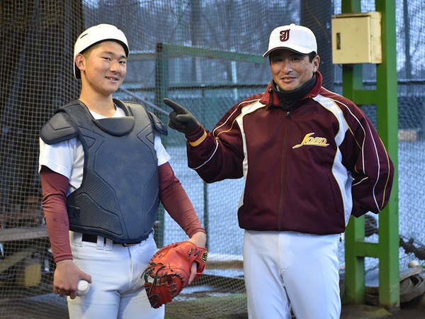 昨年７月に常総学院の監督に就任した島田直也（写真右）。左は主将の田辺広大