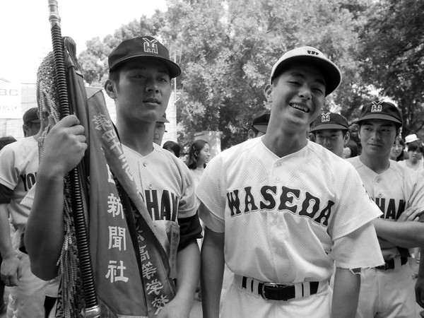 1980年夏の甲子園で、開会式リハーサルを行なう横浜の愛甲（左）と早実の荒木（右）