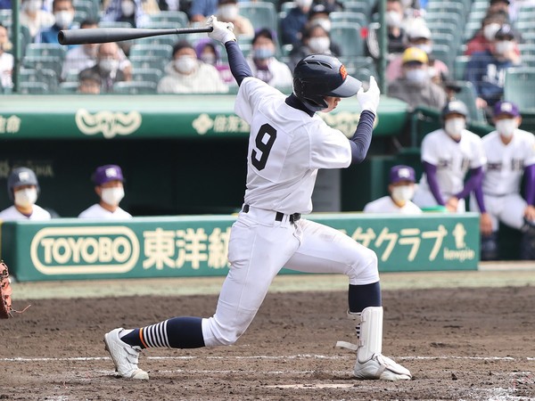 今春の九州大会で１試合３本塁打を放った宮崎商の西原太一