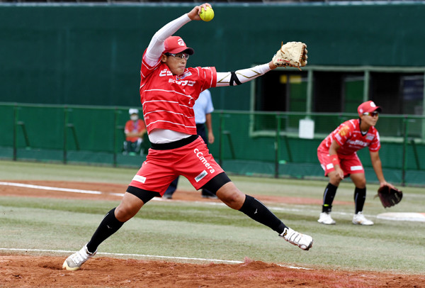 現在もビッグカメラ高崎の投手としてリーグを戦う上野　photo by SportsPressJP/AFLO