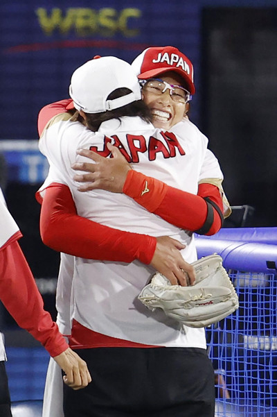 東京五輪で金メダルを獲得し、宇津木麗華監督と抱き合う上野由岐子 photo by Kyodo News
