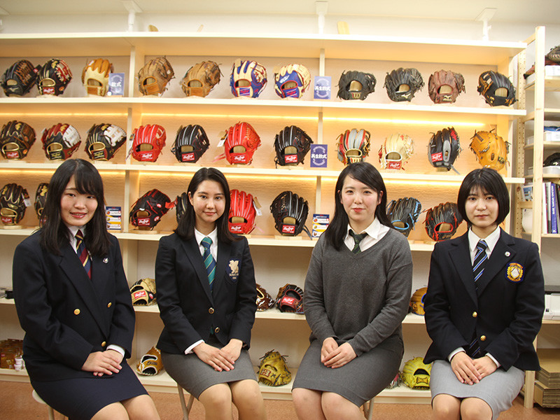 関東地区大学準硬式野球連盟で活躍する女子学生委員たち。今回は中央左の小栁あい花さん、中央右の渡邊ももさんが取材に応じてくれた photo by Yuki Kashimoto