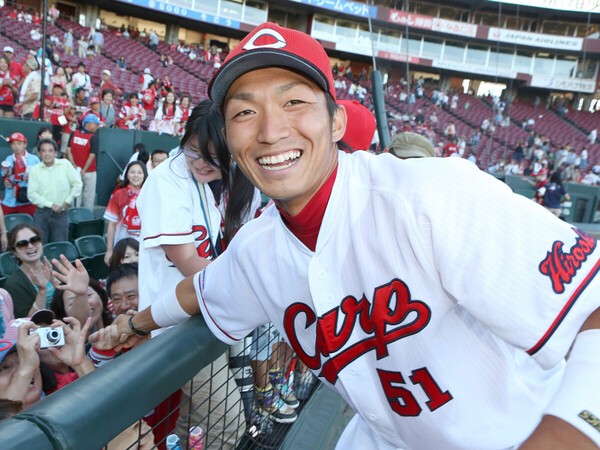 カープ入団１年目、ファンに手を取られて笑顔を見せる鈴木誠也