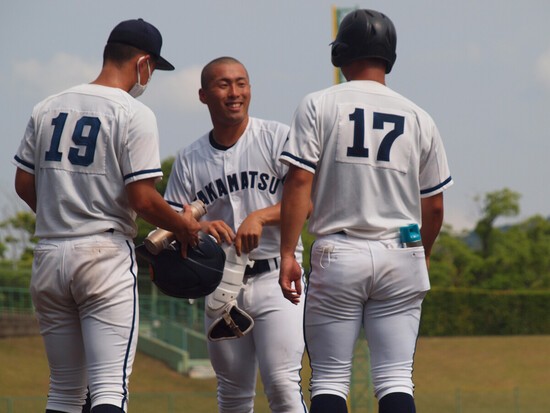 高校通算63本塁打を放っている世代屈指のスラッガー、高松商主将の浅野翔吾（中央）