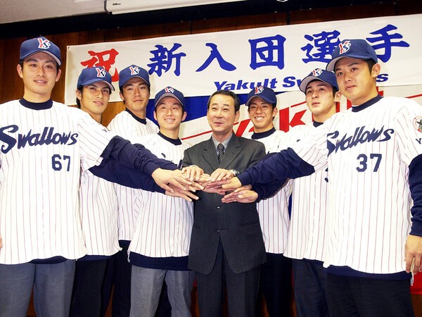 2001年のドラフトでヤクルトから４巡目指名を受けて入団した内田和也（右から3人目）