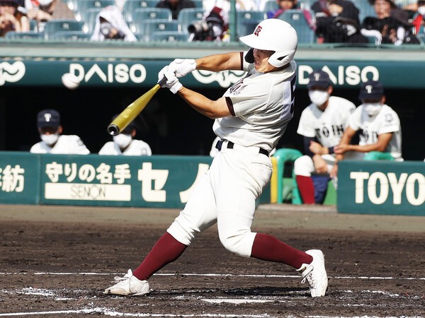 大阪桐蔭のエース・川原嗣貴から本塁打を放った旭川大高の藤田大輝