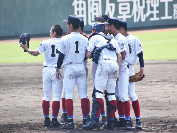 伝令役としてチームメイトを盛り上げる上原賢寿郎（写真左端）