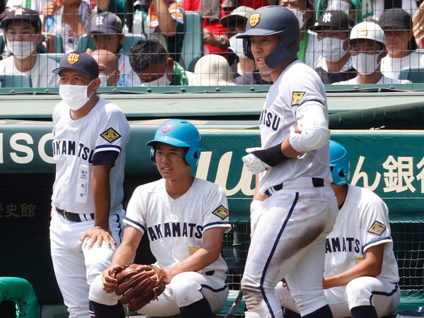 １回戦で２打席連続本塁打を放った高松商業の浅野翔吾（右）と長尾健司監督（左）