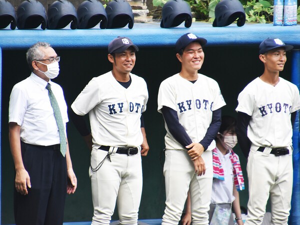 春のリーグ戦で5勝を挙げた京大野球部。左から２人目が近田怜王監督