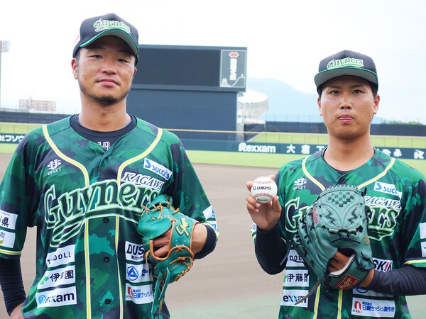 香川オリーブガイナーズの選手兼コーチの近藤一樹（写真左）とドラフト候補の近藤壱来