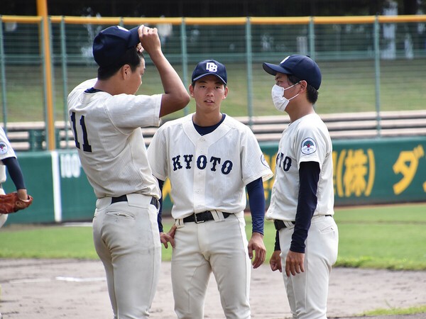 野球未経験ながら投手コーチを務める三原大知（写真右）