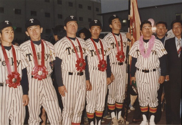1980年、帝京高のセンバツ準優勝後に十条駅周辺で開かれたセレモニー。右から３番目が前田三夫監督（当時）