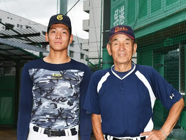 田中多聞（写真左）と元プロの片岡新之介監督