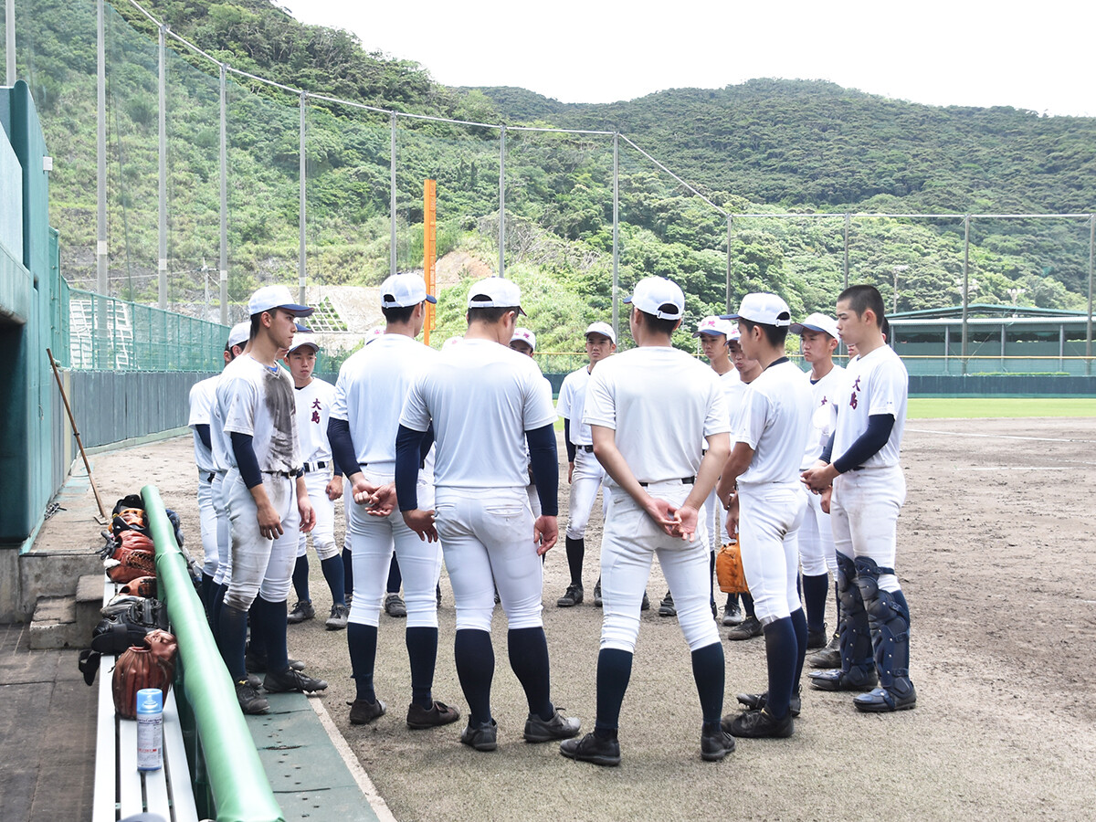 大島高校野球部に欠かせない3人の島外出身選手。なぜ彼らは奄美大島へとやって来たのか?