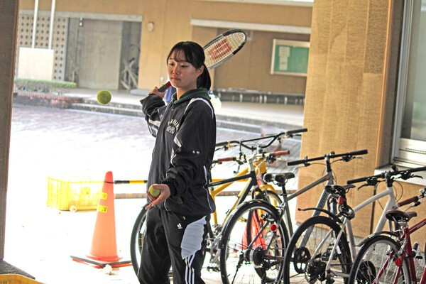 校内練習時にテニスボールでノックを行なう永野さん