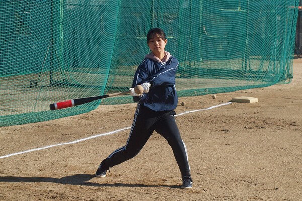 １月４日、練習初めで外野ノックを打つ永野さん