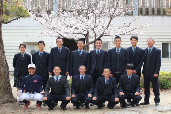 ３月25日、センバツ後初練習のあと、校内の桜の下で