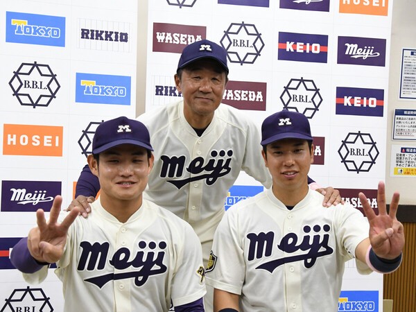 ３季連続の優勝を決めた明治大の（前列左から）３年の杉崎成、４年の上田希由翔、（後列）田中武宏監督