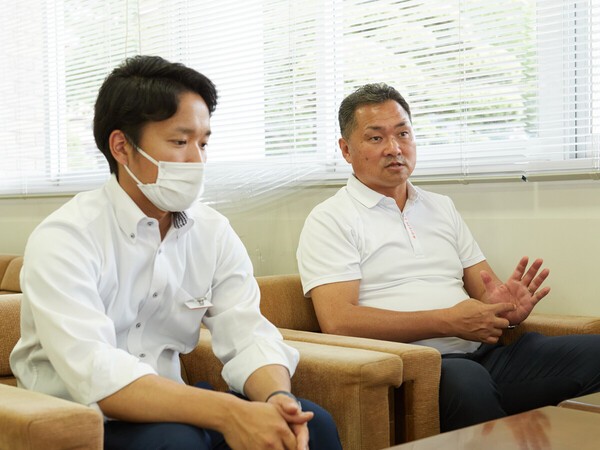 帝京野球部OBで「ゼット」勤務の石神弘一氏（写真右）