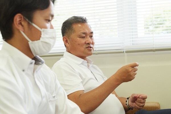 新基準バットについて説明する石神氏（写真右）。帝京野球部OBでもある