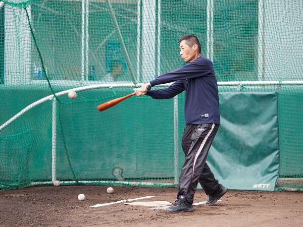 新基準バットの試し打ちをする前田氏