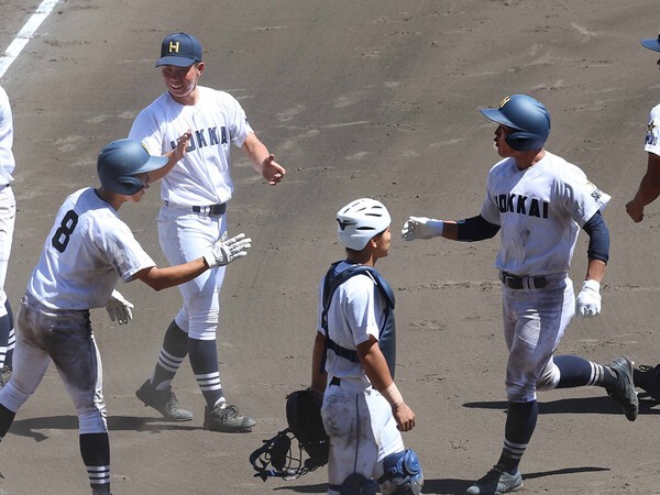 明豊戦はタイブレークの末、大石広那の安打でサヨナラ勝ちを収めた北海