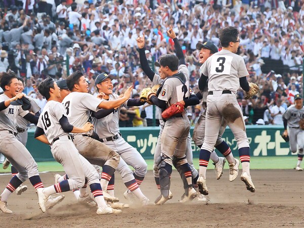 仙台育英を８対２で下し、107年ぶりの優勝を飾った慶應義塾ナイン